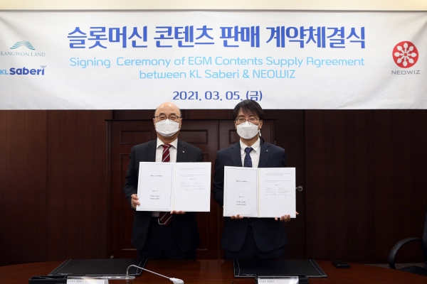 문지수 네오위즈 대표(오른쪽)와 문태곤 강원랜드 대표가 기념사진을 촬영하고 있다. (사진=네오위즈)