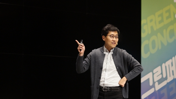 김상욱 경희대 물리학과 교수가 그린페스티벌 사전 리허설을 하고 있다. (사진=LG화학)