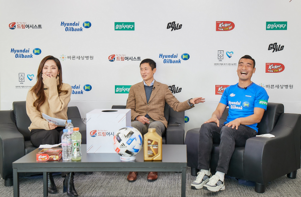 (사진 왼쪽부터) 정순주 아나운서, 이영표 대한축구협회 축구사랑나눔재단 이사, 조원희 선수 (사진=현대오일뱅크)