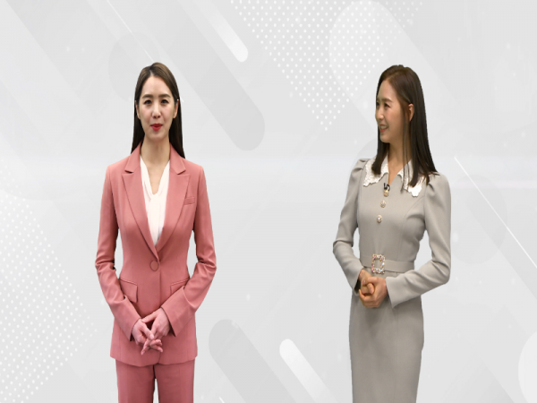 이지애 아나운서가 AI로 구현한 이지애 아나운서를 바라보고 있다. (사진=LG헬로비전)