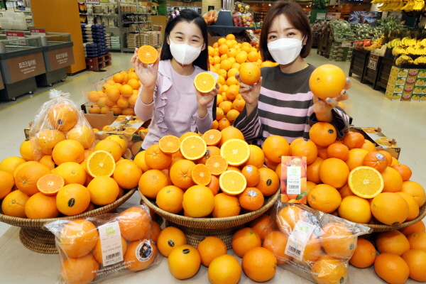 10일 서울 성동구 이마트 성수점 과일 매장에서 모델들이 미국산 오렌지를 소개하고 있다. (사진=이마트)