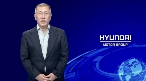 정의선 현대차그룹 회장이 영상 메시지를 통해 '2021 올해의 인물' 수상 소감을 말하고 있다. (영상 캡처 화면= 한국자동차전문기자협회 제공)