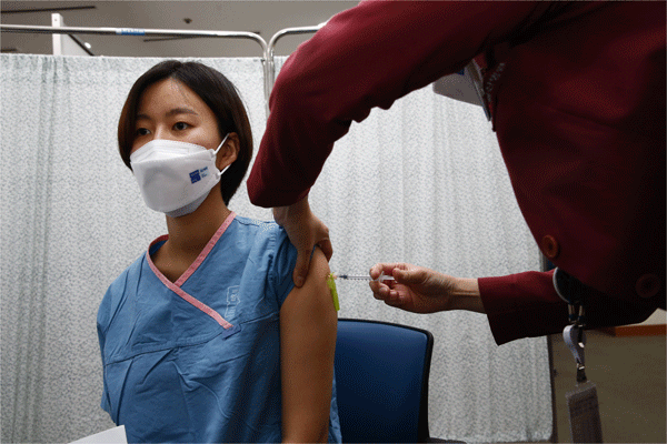 10일 경기 고양시 일산동구 백석동 국민건강보험공단 일산병원에서 의료진이 코로나19 백신을 맞고 있다. (사진=국민건강보험공단 일산병원) 