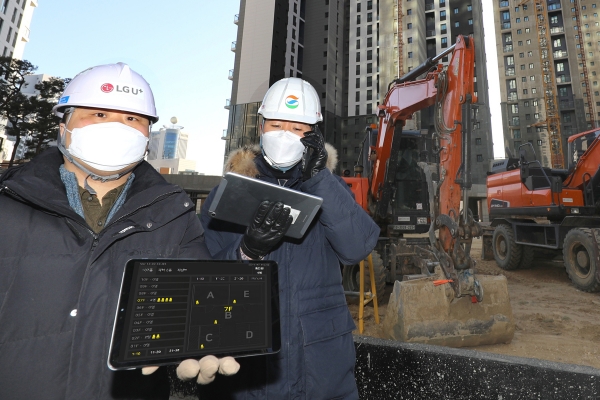 공사현장에서 실시간위치추적시스템을 활용하는 모습. (사진=LG유플러스)