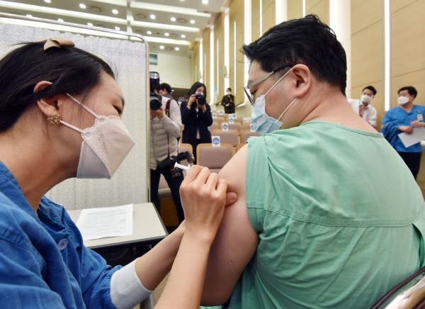 서울대학교병원 의료진 대상 코로나19 백신 자체접종이 실시된 지난 4일 오전 서울 종로구 서울대병원에서 의료진이 아스트라제네카 백신 접종을 받고 있다. (사진=연합뉴스)