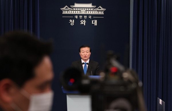 정만호 청와대 국민소통수석이 11일 오후 청와대 춘추관 대브리핑룸에서 청와대 비서관 이상 본인과 배우자·직계가족의 부동산 거래내역 조사결과를 발표하고 있다. (사진= 연합뉴스)
