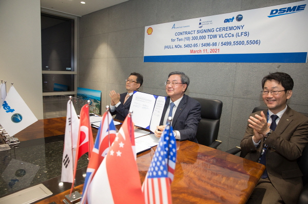 (사진 왼쪽부터) 박형근 대우조선해양 전무, 이성근 사장, 우제혁 전무가 계약서를 들고 기념촬영을 하고 있다. (사진=대우조선해양)