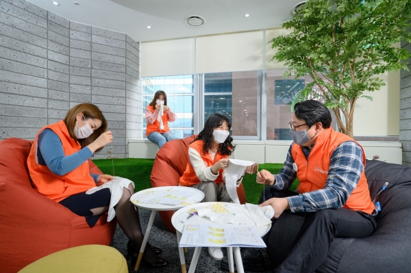 오렌지라이프는 사회공헌재단인 오렌지희망재단과 함께 서울·경기지역의 보육원 및 한부모 시설 아동을 위한 임직원 봉사활동을 전개한다고 12일 밝혔다. (사진=오렌지라이프)