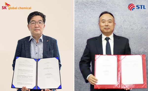 SK종합화학 나경수 사장(왼쪽)과 양웨이둥(杨卫东) 웨이싱그룹 동사장이 중국 내 합작회사 설립을 위한 업무협약을 체결한 뒤 기념촬영을 하고 있다. (사진=SK종합화학)