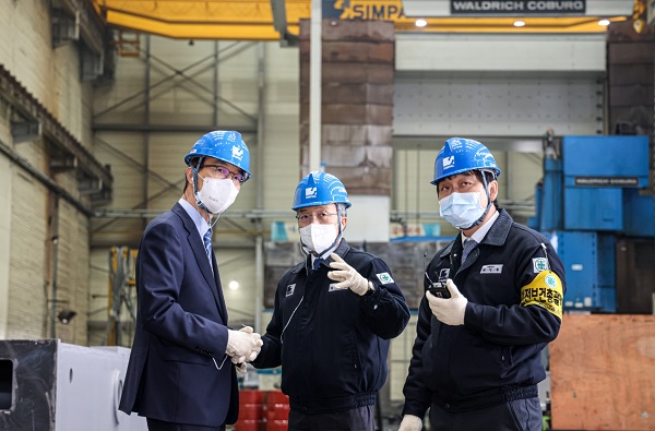 방문규 수출입은행장(맨 왼쪽)이 지난 12일 코로나19 피해기업 점검과 현장소통 강화를 위해 인천의 금속 프레스기 강소기업인 심팩을 찾아 최진식 심팩회장(가운데)의 설명을 듣고 있다. (사진=수출입은행)