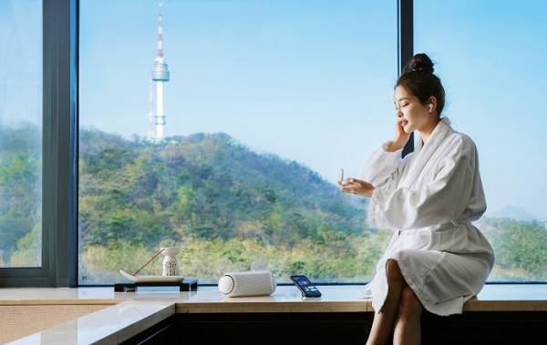 LG전자와 반얀트리 클럽 앤 스파 서울은 이달 15일부터 5월 31일까지 소리로 떠나는 여행을 주제로 '힐링 ASMR 패키지'를 운영한다. 모델이 '반얀트리 클럽 앤 스파 서울'에서 LG  톤프리로 음악을 즐기고 있다. (사진=LG전자)