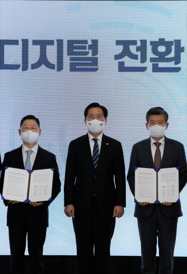 (왼쪽부터) 이구영 한화솔루션 케미칼 대표, 성윤모 산업통상자원부 장관, 나경환 산업통상자원R&D전략기획단 단장이 '소재개발 디지털 전환 연대'에 참여하는 MOU를 체결한 뒤 기념촬영을 하고 있다. (사진=한화솔루션)