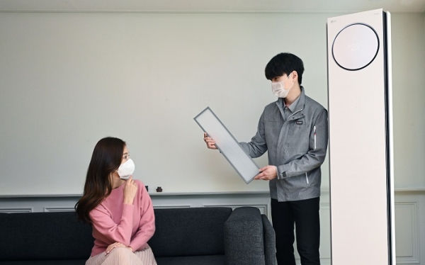 LG전자가 휘센 에어컨 사용 고객들을 위해 16일부터 5월 말까지 사전점검 서비스를 실시한다. LG전자 서비스 엔지니어(사진 오른쪽)가 '휘센 에어컨 사전점검 서비스'를 진행하고 있다. (사진=LG전자)
