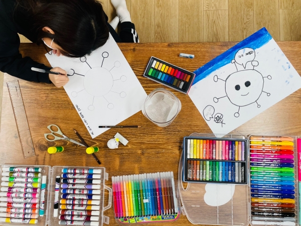 '한마음씨앗' 전시회 작품을 준비하는 모습 (사진=한화솔루선)