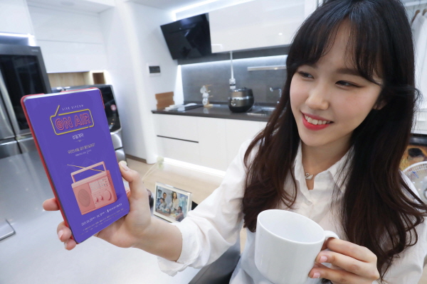 스마트폰 아이돌Live 앱으로 볼 수 있는 뮤지컬 '온에어-비밀계약'을 모델이 알리고 있는 모습. (사진=LG유플러스)