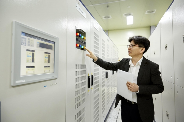 효성 직원이 에너지저장장치(ESS)의 전력변환장치(PCS)를 조작하고 있다. (사진=효성중공업)