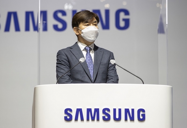 17일 수원컨벤션센터에서 개최된 '삼성전자 제52기 정기 주주총회'에서 CE부문장 김현석 사장이 경영현황에 대해 설명하고 주주들의 질문에 답변했다. (사진=삼성전자)