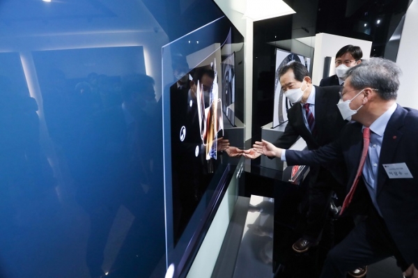 17일 정세균 국무총리가 서울 강서구 마곡 LG사이언스파크를 방문해 이노베이션 갤러리에서 올레드TV를 살펴보고 있다. (사진=LG전자)