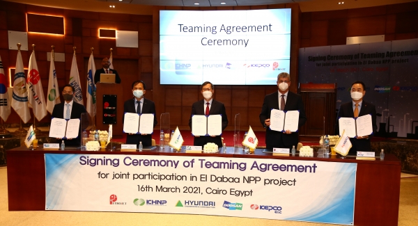 (왼쪽부터) 박인원 두산중공업 플랜트 EPC BG장 부사장, 이원우 현대건설 플랜트사업본부장 대표이사, 정재훈 한국수력원자력 사장, Waleed Lotfy Mostafa 페트로젯 사장, 함기황 한국전력기술 경영관리본부장이 이집트 엘다바 원전사업 참여를 위한 협력합의서를 체결한 뒤 기념촬영을 하고 있다. (사진=한국수력원자력)