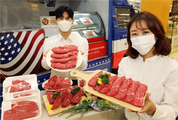 16일 서울 성동구 이마트 성수점에서 모델들이 '블랙앵거스 스테이크' 할인행사를 알리고 있다. (사진=이마트) 