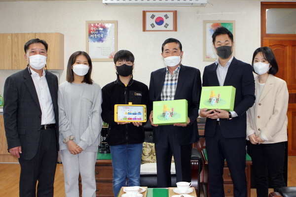 지난 18일 전남 순천율산초등학교에서 (왼쪽 네번째부터) 유승재 순천율산초 교장, 이석영 LG유플러스 초등나라Tribe 팀장 등이 참석한 가운데 U+초등나라 태블릿 전달식이 진행되는 모습. (사진=LG유플러스)