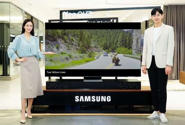 삼성전자 모델이 경기도 수원시 삼성전자 수원 디지털시티에서 Neo QLED TV 제품으로 8K 영화 '투 옐로우 라인'을 선보이고 있다. (사진=삼성전자)