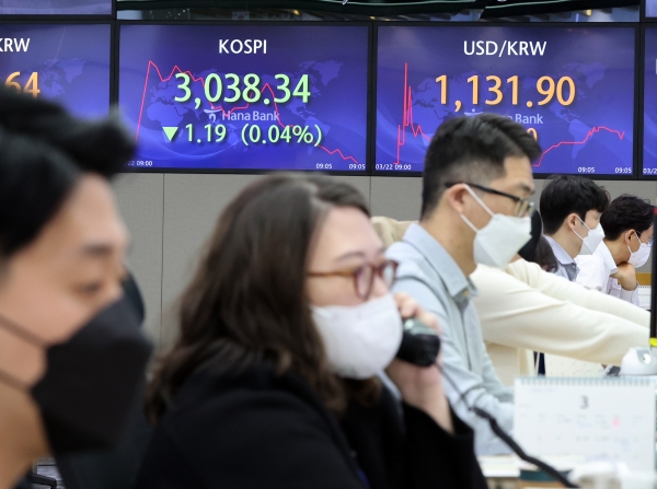 22일 오전 서울 중구 하나은행 딜링룸에서 딜러들이 컴퓨터 모니터를 바라보고 있다.  (사진=연합뉴스)