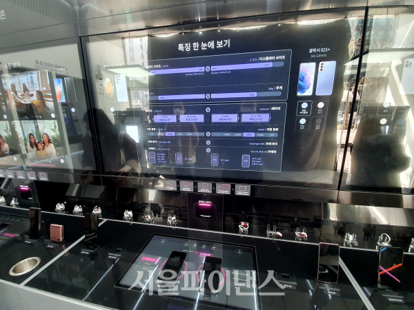 '휴대폰 체험존'에서는 전시된 최신 스마트폰에 대한 핵심정보를 한눈에 확인할 수 있을 뿐 아니라 기기별 사양 비교가 가능하다. (사진=이호정 기자)