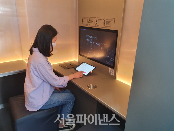 '셀프개통존'. 신규 가입, 기기 변경, 번호 이동 등 고객 스스로 스마트폰 개통이 가능하다. (사진=이호정 기자)