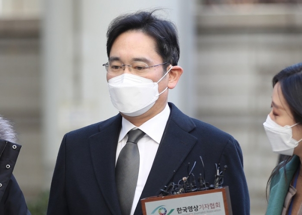 이재용 삼성전자 부회장이 21일 서울고등법원에서 열린 '국정농단' 파기환송심 속행 공판에 출석하고 있다. (사진=연합뉴스)