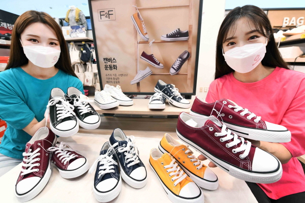 23일 홈플러스 강서점에서 모델이 ‘F2F 베이직 캔버스화’를 선보이고 있다.