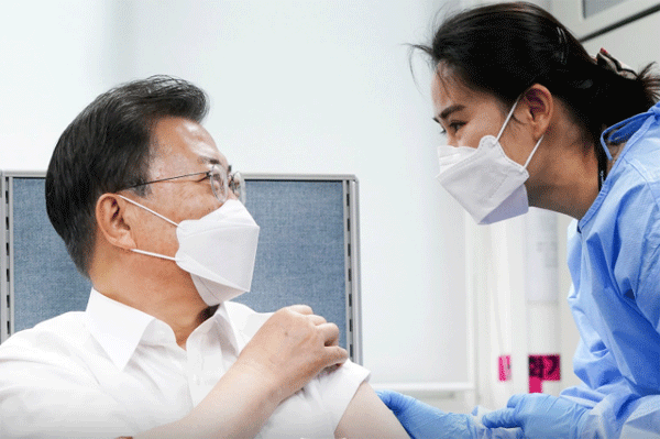 문재인 대통령이 23일 오전 서울 종로구보건소에서 아스트라제네카(AZ) 백신을 맞고 있다. (사진=청와대) 