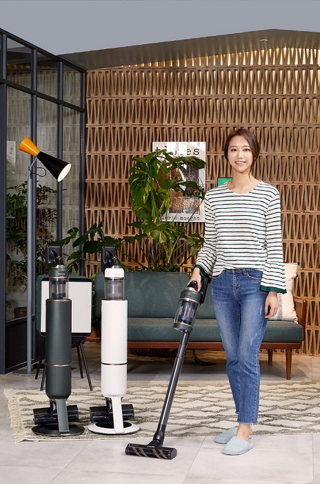 삼성전자 모델이 삼성디지털프라자 강남본점에서 '비스포크 제트' 무선청소기 신제품을 소개하고 있다. (사진=삼성전자)