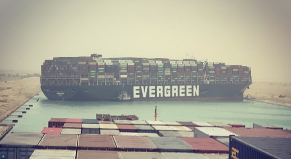 초대형 컨테이너선 '에버 기븐'이 수에즈 운하에서 좌초된 모습 갈무리. (사진=트위터)