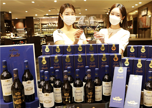 25일 서울 중구 소공동 롯데백화점 본점 지하 1층에서 모델들이 라포스톨 아팔타 출시 기념 럭키박스 이벤트를 알리고 있다. (사진=롯데백화점) 