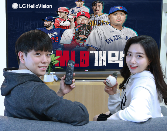 LG헬로비전 모델들이 헬로tv 앞에서 스포티비 프라임 채널을 홍보하는 모습. (사진=LG헬로비전)