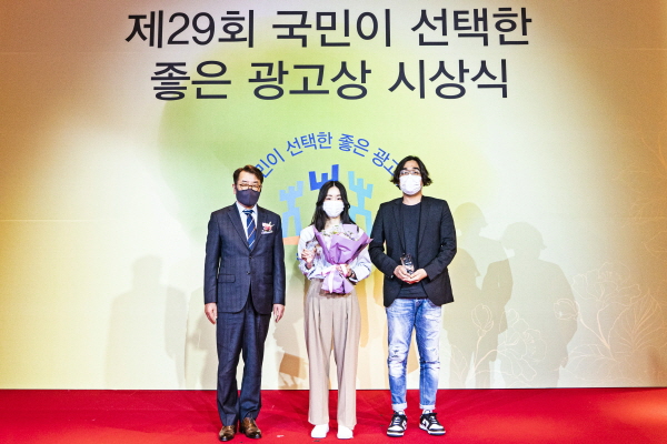 지난 25일 열린 시상식에 (왼쪽부터) 최영범 한국광고주협회 운영위원장, 류정은 LG유플러스 선임, 신혁 LBEST 책임이 참석한 모습. (사진=LG유플러스)