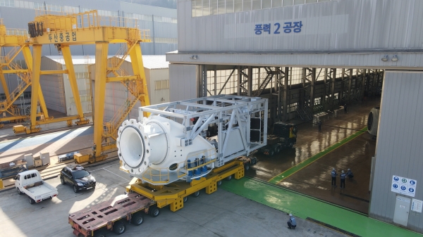 창원에 위치한 두산중공업 풍력2공장에 풍력발전기 제작을 위해 나셀 프레임이 입고되고 있다. (사진=두산중공업)
