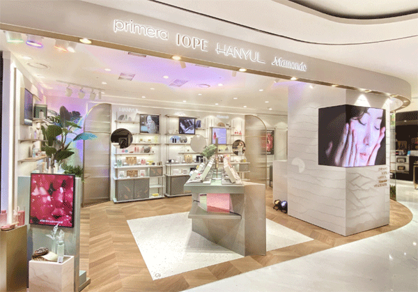 아모레퍼시픽은 서울 강남구 삼성동 롯데면세점 코엑스점 매장 내부 바닥재와 집기용 상판에 플라스틱 화장품 공병을 활용했다. (사진=아모레퍼시픽그룹) 