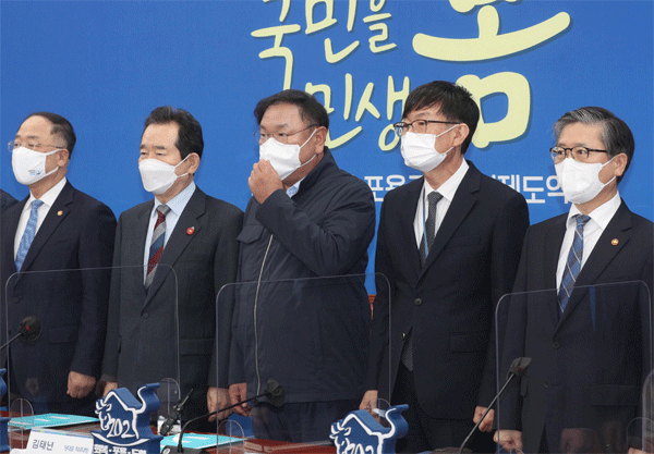 28일 오후 서울 여의도 국회에서 열린 2021년도 제4차 고위당정협의회 참석자들이 기념사진을 찍고 있다. 왼쪽부터 홍남기 경제부총리 겸 기획재정부 장관, 정세균 국무총리, 김태년 더불어민주당 대표 직무대행, 김상조 청와대 정책실장, 변창흠 국토교통부 장관. 이날 회의 참석자들은 부동산 투기근절 및 재발방지대책을 논의했다. (사진=연합뉴스)