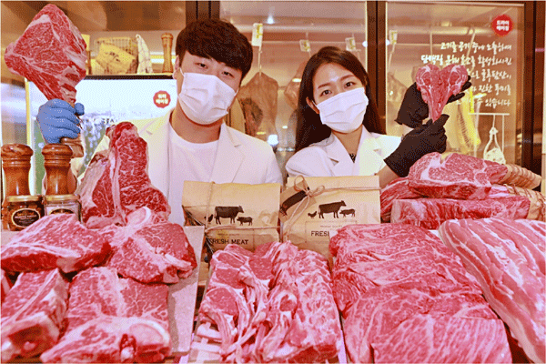 ​28일 서울 중구 소공동 롯데백화점 본점 지하 1층에서 모델들이 고급 축산물을 소개하고 있다. (사진=현대백화점) 