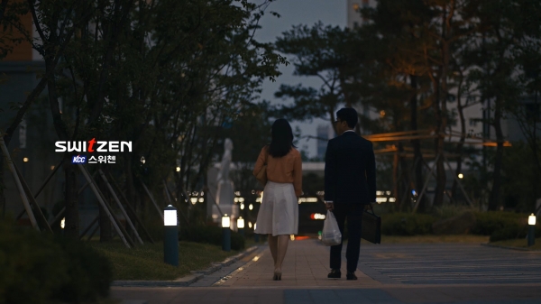 KCC건설 스위첸 TV광고 '문명의 충돌'편 캡처 이미지. (사진=이노션 월드와이드)