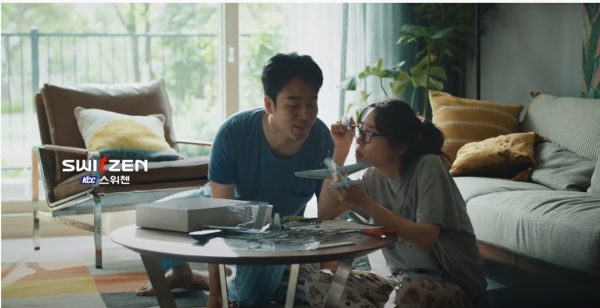 KCC건설 주거브랜드 스위첸 광고 '문명의 충돌'의 한 장면. (사진= KCC건설)