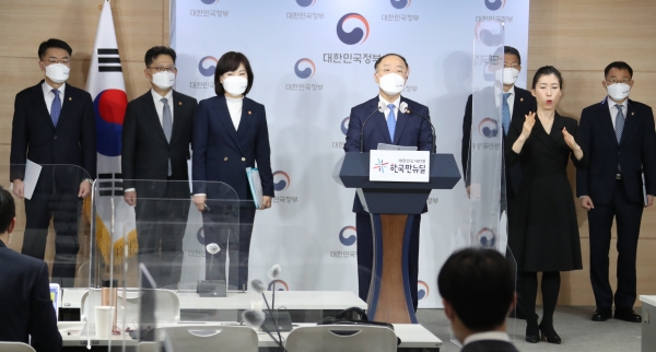 홍남기 부총리 겸 기획재정부 장관이 29일 정부서울청사 브리핑실에서 반부패정책협의회 결과를 브리핑 하고 있다.왼쪽 두 번째부터 김현수 농림축산식품부 장관, 전현희 국민권익위원장, 홍 부총리, 은성수 금융위원장이 참석해 있다. (사진=연합뉴스)