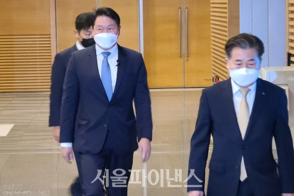 최태원 대한상공회의소 회장이 타운홀 미팅 현장에 들어가고 있다. (사진=박시형 기자)