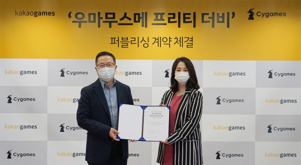 조계현 카카오게임즈 각자 대표(왼쪽)와 오부세 유카 사이게임즈 아시아사업 총괄이 기념사진을 촬영하고 있다. (사진=카카오게임즈)