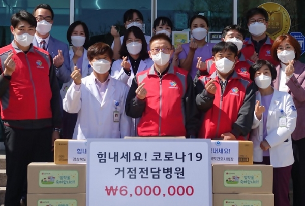 30일 LG이노텍 구미지부 노조원들이 코로나19 거점 전담병원인 경상북도 구미시 큰사랑요양병원을 방문해 초등학교 입학 자녀를 둔 간호사들에게 학용품 세트와 감사 편지를 전달했다. (앞줄 오른쪽 세번째부터) 김동의 LG이노텍 노조위원장, 김영길 큰사랑요양병원장 (사진=LG이노텍)