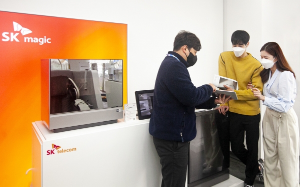 SK텔레콤 고객이 SK텔레콤 매장에서 SK매직 렌탈 제품의 구독 관련 상담을 하는 모습. (사진=SK텔레콤)