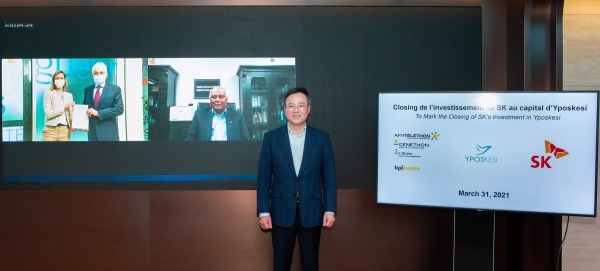 (왼쪽부터) 마갈리 조슬 Bpifrance 디렉터, 프레데릭 레바 제네톤 사장, 아슬람 말릭(Aslam Malik) SK팜테코 사장, 장동현 SK㈜ 사장이 참석한 가운데 이포스케시 경영권 인수를 마무리하는 온라인 기념행사가 진행되고 있다. (사진=SK㈜)
