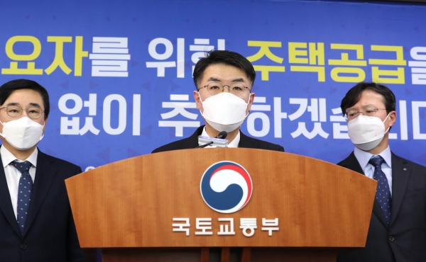 윤성원 국토교통부 1차관이 31일 세종시 정부세종청사에서 브리핑하고 있다. (사진=연합뉴스)